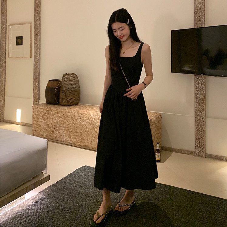 long black sleeveless dress